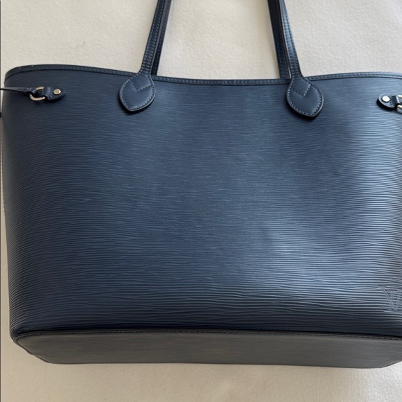 Louis Vuitton
Epi Neverfull MM w/Pouch - Picture 11 of 17